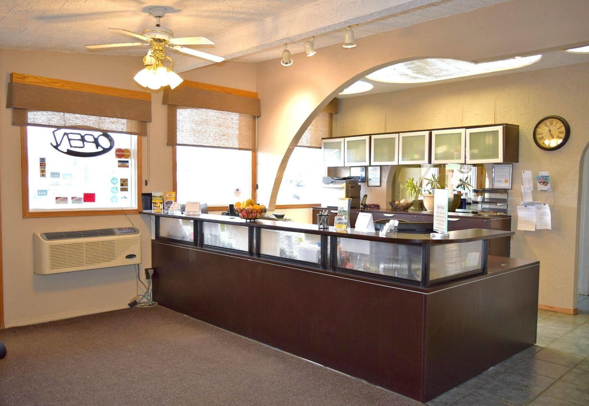 Centre Suite Inns Motel Bonnyville Eksteriør billede
